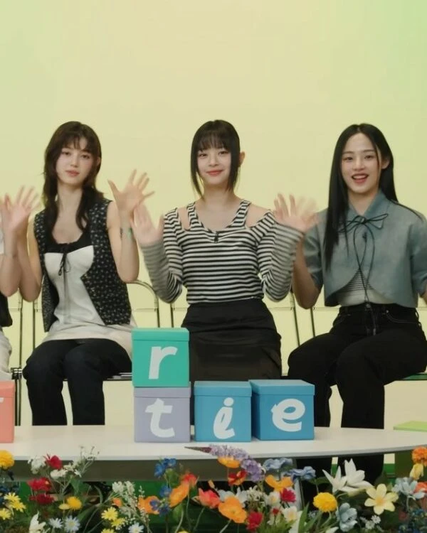 Black Cargo-Style Midi Skirt | Hanni - NewJeans 8 Black Cargo-Style Midi Skirt | Hanni - NewJeans - Image 6