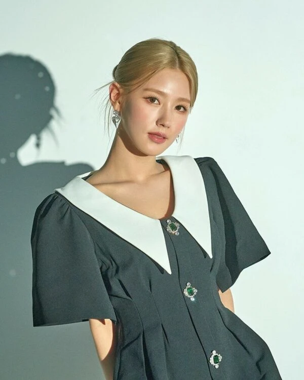 Black French Collared Dress | Miyeon - (G)I-DLE 11 Black French Collared Dress | Miyeon - (G)I-DLE - Image 9