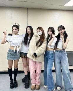 Blue Faux Leopard Fur Denim Skirt | Giselle - Aespa -Diva s Closet Blue Faux Leopard Fur Denim Skirt Giselle Aespa Idol 2 600x750 1