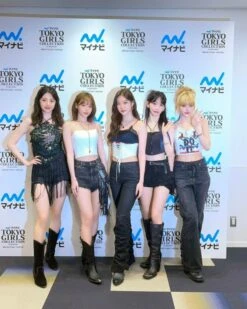 Blue Laced-Up Segmented Jeans | Eunchae - Le Sserafim -Diva s Closet Blue Laced Up Segmented Jeans Eunchae Le Sserafim Idol 600x750 1