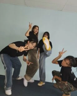 Blue Triple Side Stripes Jeans | Moonbyul - Mamamoo -Diva s Closet Blue Triple Side Stripes Jeans Moonbyul Mamamoo Idol 1 600x750 1