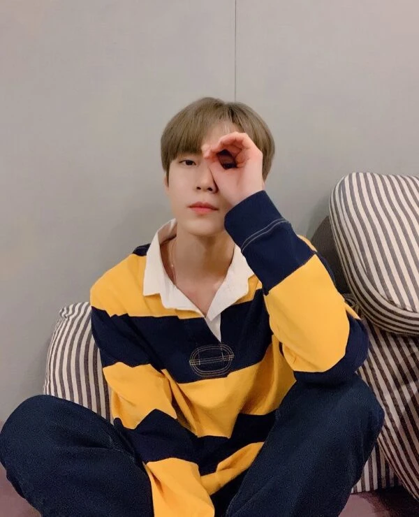Yellow And Blue Stripe Patterned Polo Shirt | Doyoung - NCT 21 Yellow And Blue Stripe Patterned Polo Shirt | Doyoung - NCT - Image 19