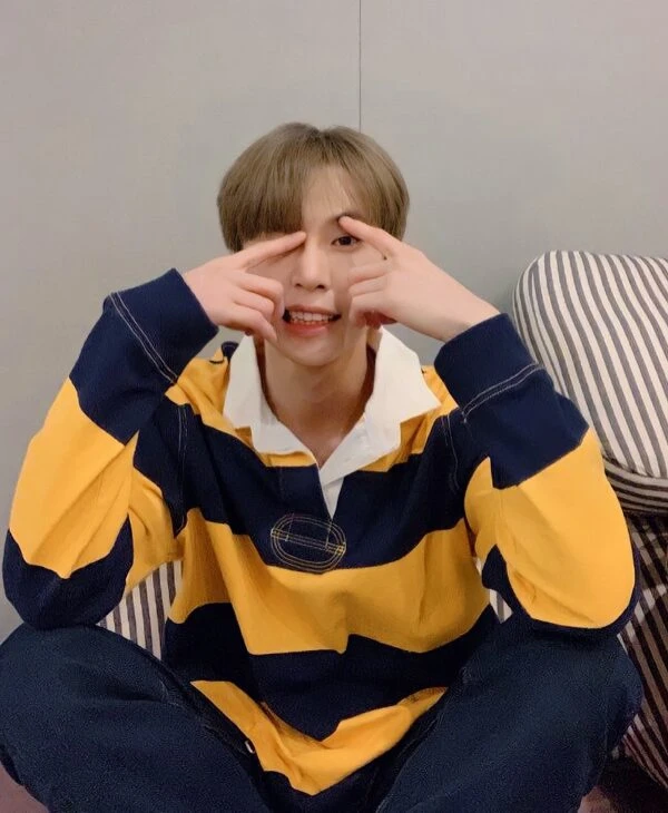 Yellow And Blue Stripe Patterned Polo Shirt | Doyoung - NCT 22 Yellow And Blue Stripe Patterned Polo Shirt | Doyoung - NCT - Image 20