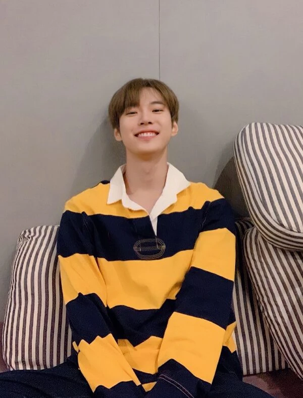 Yellow And Blue Stripe Patterned Polo Shirt | Doyoung - NCT 20 Yellow And Blue Stripe Patterned Polo Shirt | Doyoung - NCT - Image 18