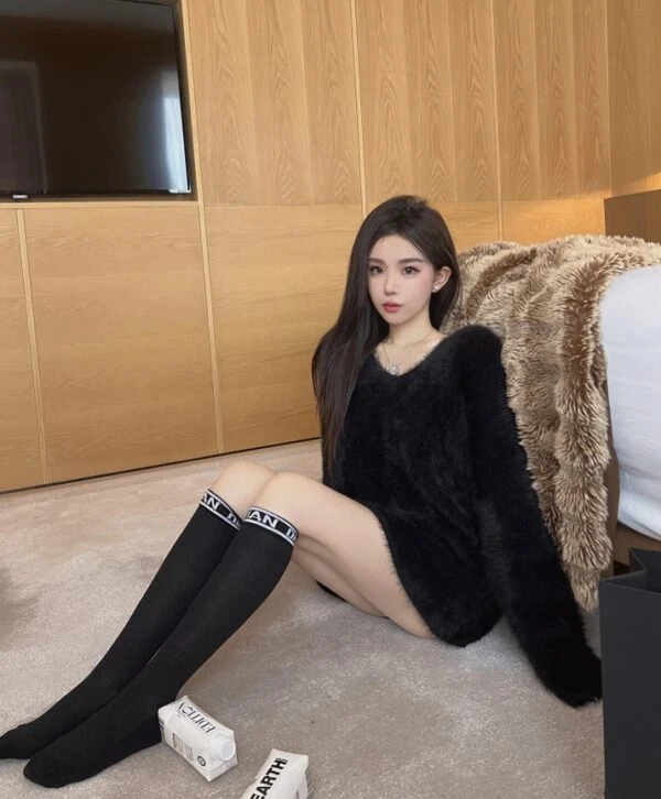 Black Fuzzy V-Neck Dress | Giselle - Aespa 7 Black Fuzzy V-Neck Dress | Giselle - Aespa - Image 5