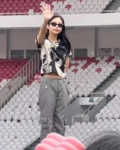 Grey Cargo Pants With Pocket Flap Details | Jennie - BlackPink -Diva s Closet Grey Cargo Pants With Pocket Flap Details Jennie BlackPink inspi 1 600x751 1