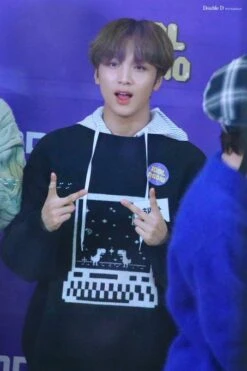 Black Retro Style Sweatshirt | Haechan - NCT -Diva s Closet Haechan Retro Style Sweater Inspiration 1