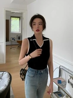 Black Polo Collar Sleeveless Top | Haerin - NewJeans -Diva s Closet Haerin NewJeans Black Polo Collar Sleeveless Top 4 600x801 1