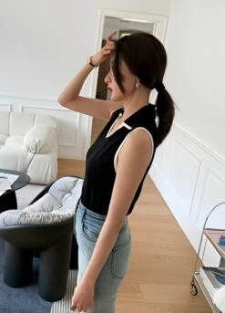 Black Polo Collar Sleeveless Top | Haerin - NewJeans -Diva s Closet Haerin NewJeans Black Polo Collar Sleeveless Top 5 600x832 1