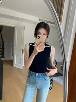 Black Polo Collar Sleeveless Top | Haerin - NewJeans -Diva s Closet Haerin NewJeans Black Polo Collar Sleeveless Top 6 600x799 1