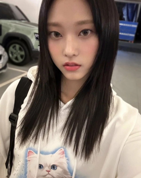 White Cat Print Hoodie | Haerin - NewJeans 7 White Cat Print Hoodie | Haerin - NewJeans - Image 5