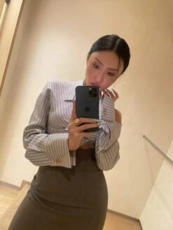 Grey Striped Flower Knotted Crop Length Shirt | Hwasa - Mamamoo -Diva s Closet Hwasa Mamamoo Grey Striped Flower Knotted Shirt 3 600x800 1