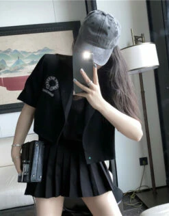 Beige Pleated Mini Skirt | Hyuna -Diva s Closet Hyuna Pleated Khaki Mini Skirt 4 e1612961988462 600x767 1