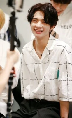 White Letter Print Long Shirt | Hyunjin - Stray Kids -Diva s Closet Hyunjin Lettered Long Sleeve Polo Shirt Inspiration 2