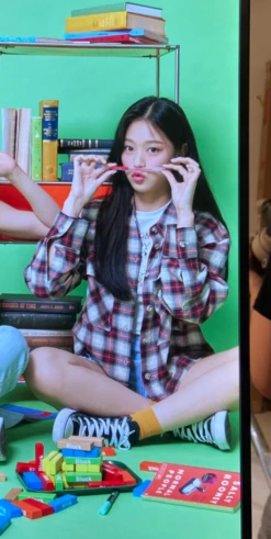 Loose Plaid Long-Sleeved Shirt | Hyunjin - Loona -Diva s Closet Hyunjin Loona Loose Plaid Long Sleeved Shirt 1