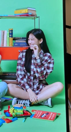 Loose Plaid Long-Sleeved Shirt | Hyunjin - Loona -Diva s Closet Hyunjin Loona Loose Plaid Long Sleeved Shirt 2