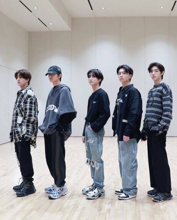 Black Distressed Plaid Shirt | Jake - Enhypen 17 Black Distressed Plaid Shirt | Jake - Enhypen - Image 15