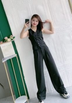 Black Pants With Stripes | Jennie - BlackPink 15 Black Pants With Stripes | Jennie - BlackPink -Diva s Closet Jennie BlackPink Black Pants With Stripes 1 600x863 1