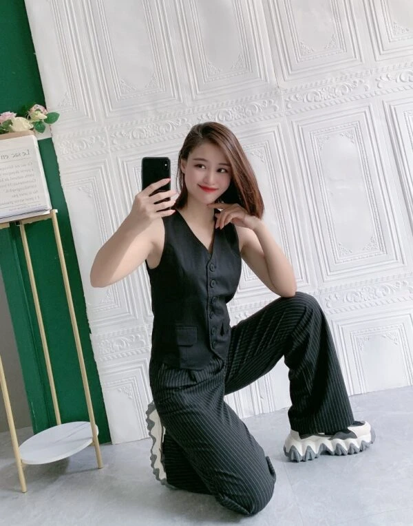 Black Pants With Stripes | Jennie - BlackPink 6 Black Pants With Stripes | Jennie - BlackPink - Image 4