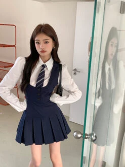 Blue Button-Up Pleated Vest Dress | Jiwoo - NMIXX -Diva s Closet Jiwoo NMIXX Blue Button Up Pleated Vest Dress 13 600x800 1