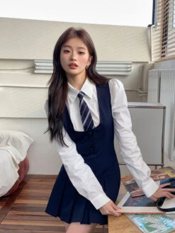 Blue Button-Up Pleated Vest Dress | Jiwoo - NMIXX -Diva s Closet Jiwoo NMIXX Blue Button Up Pleated Vest Dress 4 600x800 1