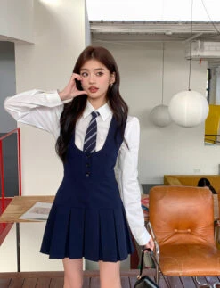 Blue Button-Up Pleated Vest Dress | Jiwoo - NMIXX -Diva s Closet Jiwoo NMIXX Blue Button Up Pleated Vest Dress 6 600x785 1