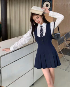 Blue Button-Up Pleated Vest Dress | Jiwoo - NMIXX -Diva s Closet Jiwoo NMIXX Blue Button Up Pleated Vest Dress 9 600x749 1