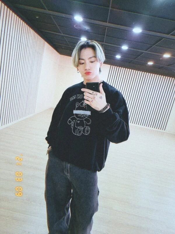 Black Cat-Printed Crew Neck Sweatshirt | Jungkook - BTS 6 Black Cat-Printed Crew Neck Sweatshirt | Jungkook - BTS - Image 4