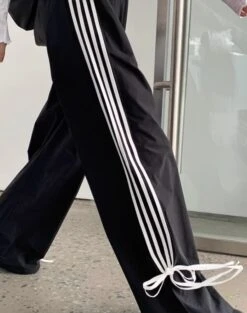 Black Side Bow Stripes Casual Pants | Kazuha - Le Sserafim -Diva s Closet Kazuha Le Sserafim Black Side Bow Stripes Casual Pants 11 600x761 1