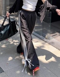 Black Side Bow Stripes Casual Pants | Kazuha - Le Sserafim -Diva s Closet Kazuha Le Sserafim Black Side Bow Stripes Casual Pants 4 600x771 1