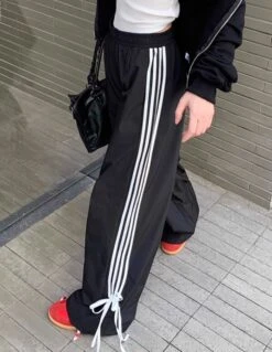 Black Side Bow Stripes Casual Pants | Kazuha - Le Sserafim -Diva s Closet Kazuha Le Sserafim Black Side Bow Stripes Casual Pants 5 600x774 1