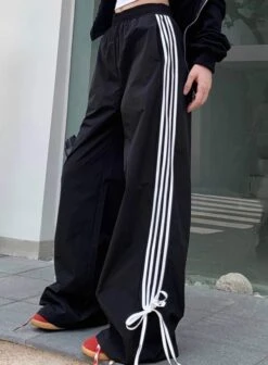 Black Side Bow Stripes Casual Pants | Kazuha - Le Sserafim -Diva s Closet Kazuha Le Sserafim Black Side Bow Stripes Casual Pants 7 600x815 1