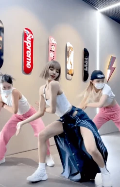 Blue Multi-Button Striped Denim Jeans | Lisa - BlackPink -Diva s Closet Lisa BlackPink Blue Multi Button Striped Denim Pants 2