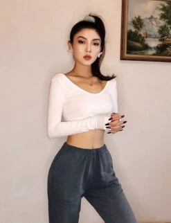 White Low-Neck Long Sleeve Crop Top | Lisa - BlackPink -Diva s Closet Lisa BlackPink White Low Neck Long Sleeve Crop Top 7 600x782 1