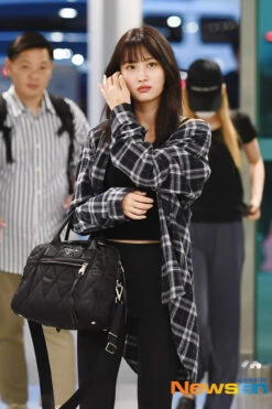 Black Oversized Plaid Shirt | Momo - Twice -Diva s Closet Momo Twice Black Oversized Plaid Shirt 2