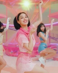 Pink Tones Wave Knitted Skirt | Jihyo – Twice -Diva s Closet Pink Tones Knitted Polo Shirt And Skirt Set Jihyo Twice inspi 4 600x750 1