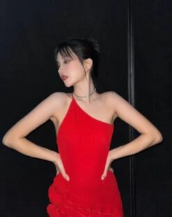 Red One-Shoulder Strap Ruffles Flowers Dress | Soyeon - (G)I-DLE 23 Red One-Shoulder Strap Ruffles Flowers Dress | Soyeon - (G)I-DLE -Diva s Closet Red One Shoulder Strap Ruffles Flowers Dress Soyeon GI DLE Idol 1 600x753 1