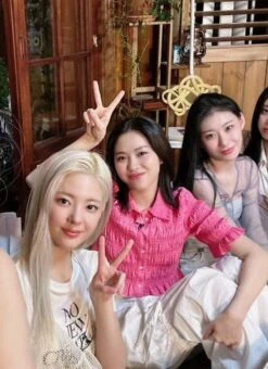 Pink Wrinkled Crop Shirt | Ryujin - ITZY -Diva s Closet Ryujin ITZY Pink Wrinkled Crop Shirt 1