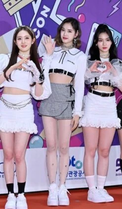 Black And White Bow Plaid Mini Skirt | J - STAYC -Diva s Closet STAYC J Black and White Bow Plaid Mini Skirt 1