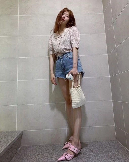 Beige Short Sleeved Floral Blouse | Hyuna 16 Beige Short Sleeved Floral Blouse | Hyuna - Image 14
