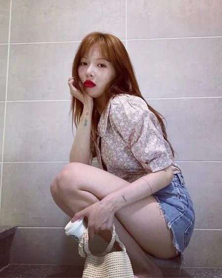 Beige Short Sleeved Floral Blouse | Hyuna 18 Beige Short Sleeved Floral Blouse | Hyuna - Image 16