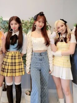 Blue Patterned Square Pocket Jeans | Sihyeon - Everglow -Diva s Closet Sihyeon Everglow Blue Patterned Square Pocket Jeans 1 600x803 1