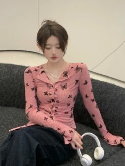 Pink Button-Up Butterfly Print Shirt | Siyeon - Dreamcatcher -Diva s Closet Siyeon Dreamcatcher Pink Button Up Butterfly Print Shirt 4 scaled 600x800 1