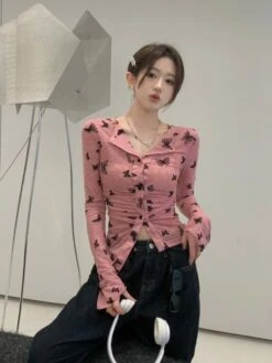 Pink Button-Up Butterfly Print Shirt | Siyeon - Dreamcatcher -Diva s Closet Siyeon Dreamcatcher Pink Button Up Butterfly Print Shirt 8 scaled 600x800 1