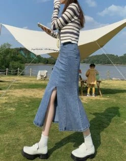 Blue Front Slit Flared Denim Skirt | Sihyeon - Everglow -Diva s Closet Siyeon Everglow Blue Front Slit Flared Denim Skirt 3 600x762 1