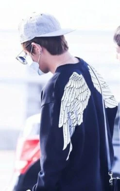 Black Back Wings Sweatshirt | Taehyung - BTS 9 Black Back Wings Sweatshirt | Taehyung - BTS -Diva s Closet Taehyung Back Wings Black Sweater Inspiration 3 e1643810736909