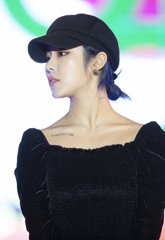 Black Velvet Square Collar Top | Wheein - Mamamoo 11 Black Velvet Square Collar Top | Wheein - Mamamoo - Image 9