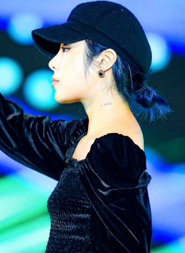 Black Velvet Square Collar Top | Wheein - Mamamoo 12 Black Velvet Square Collar Top | Wheein - Mamamoo - Image 10