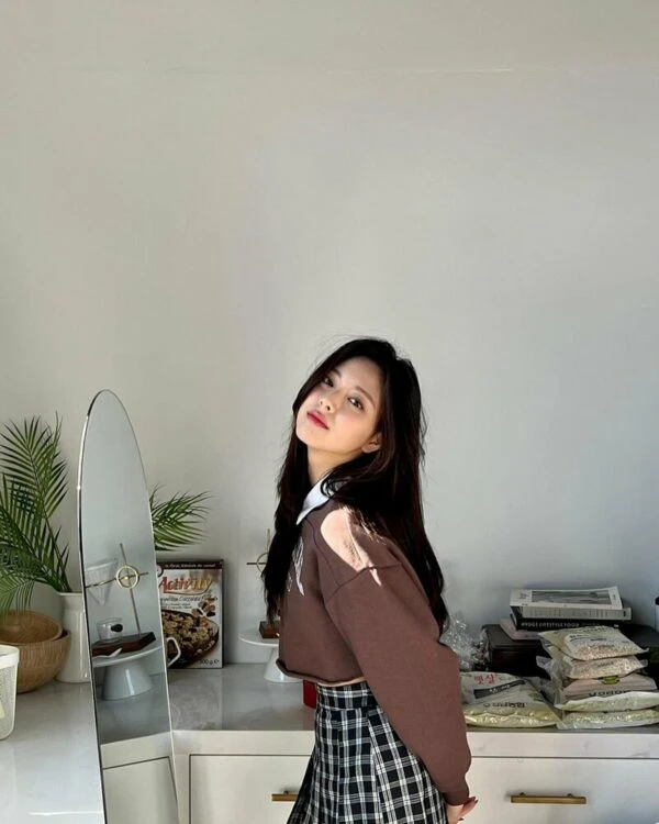 White Crop Shirt | Yuna - ITZY 22 White Crop Shirt | Yuna - ITZY - Image 20