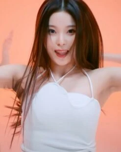 White Irregular Neckline Strap Top | Kyujin - NMIXX -Diva s Closet White Irregular Neckline Strap Top Kyujin NMIXX idol 1 600x750 1